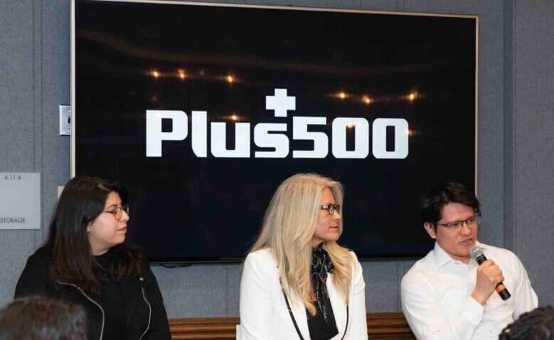 plus500 white logo on black background